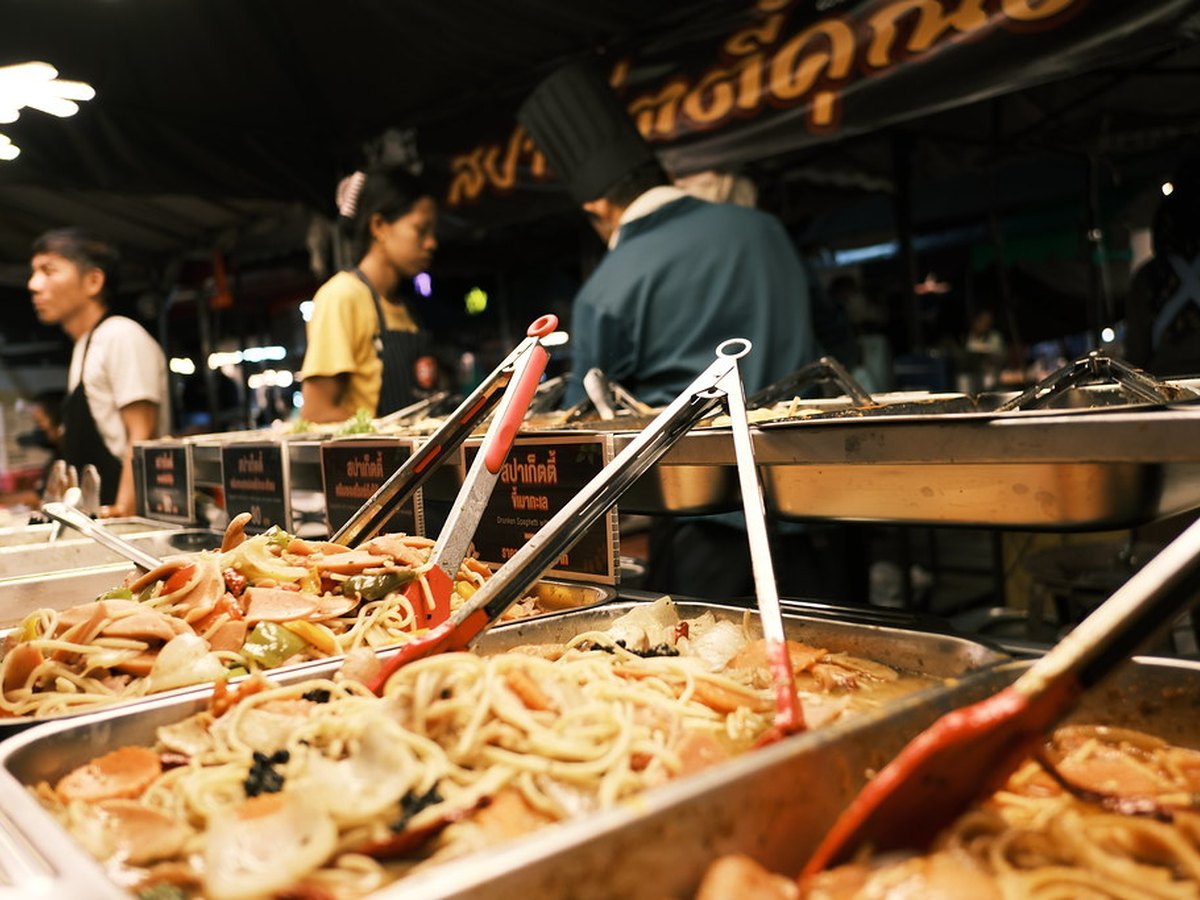 Großer Suppentopf auf dem Buffet