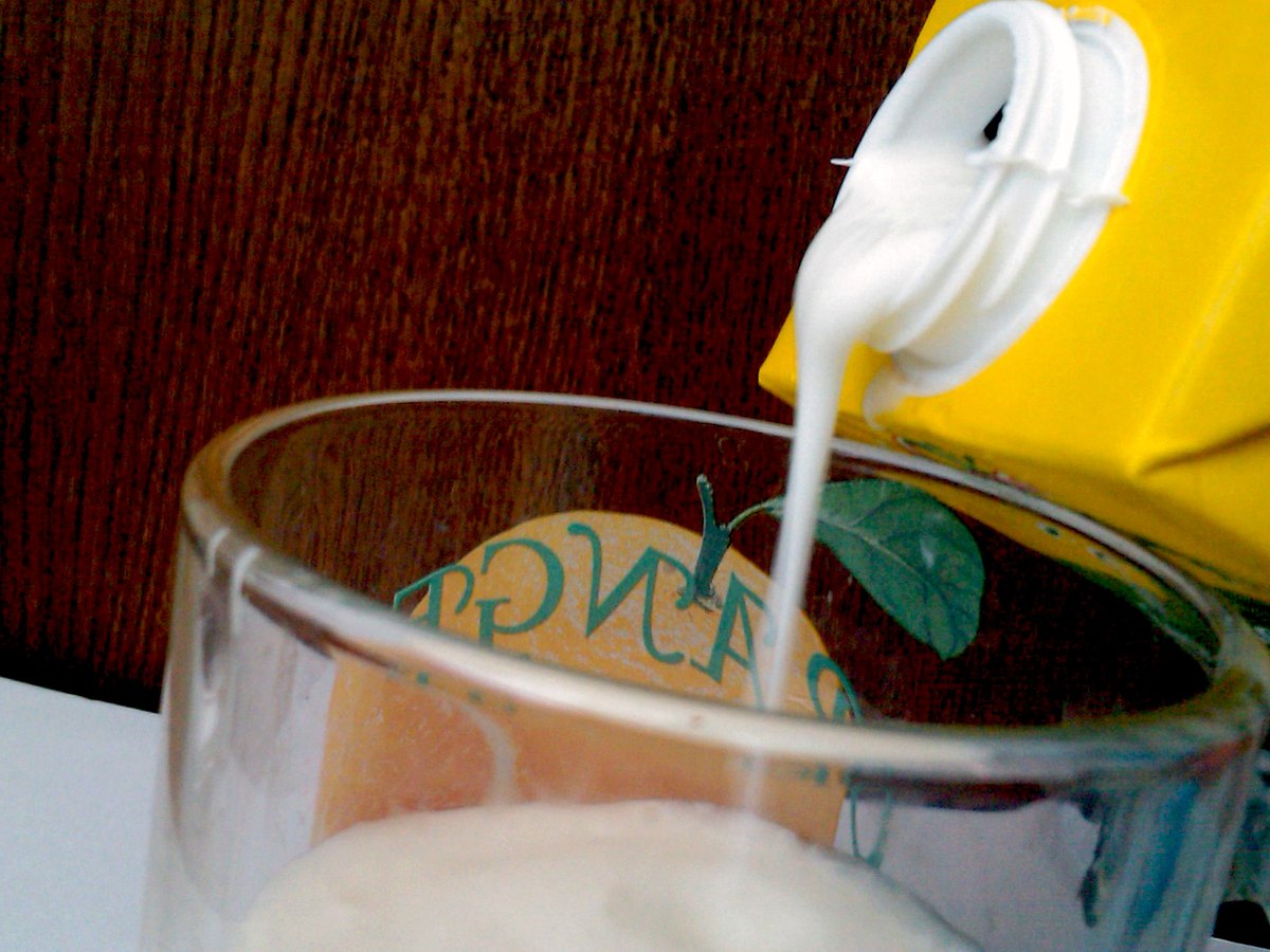 Kefir wird in ein Glas gegossen