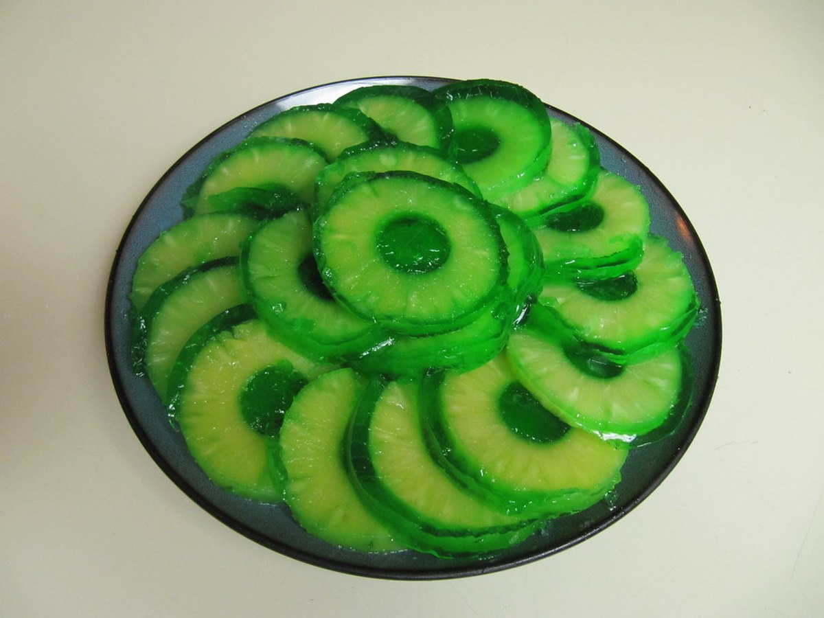 Ananasringe aus der Dose abtropfen