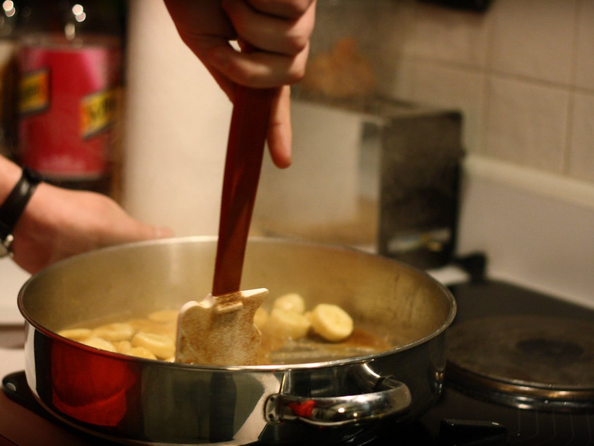 Butter und brauner Zucker schmelzen