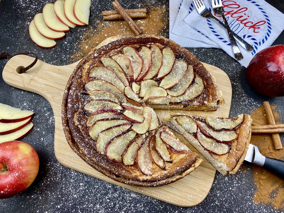 Stück Apfel-Käsekuchen mit Apfelspalten