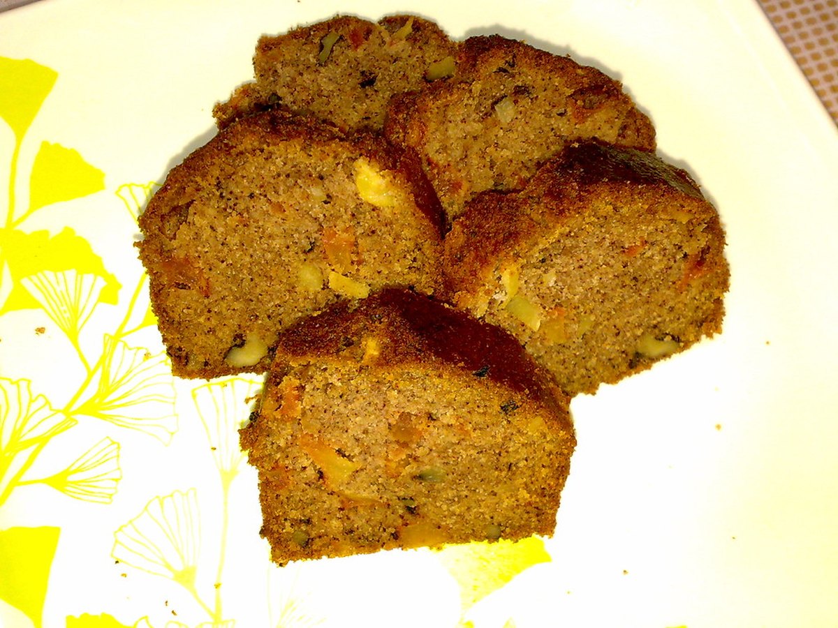 Angeschnittener Apfelrührkuchen mit sichtbaren Apfelstücken