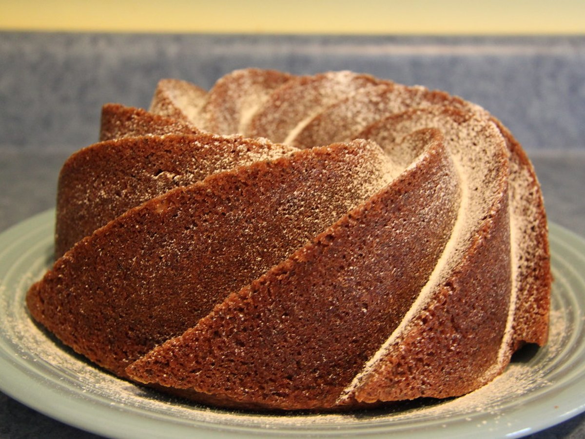 Kastenform mit Kuchenteig vor dem Backen