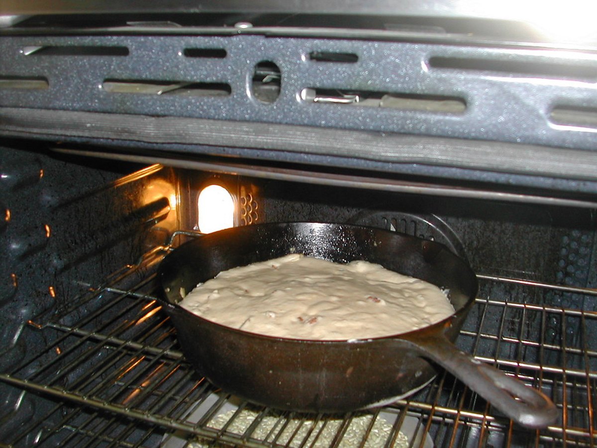 Stück Apfelkuchen mit Puderzucker auf einem Teller