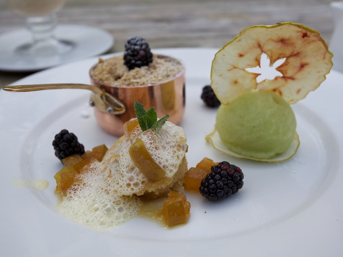 Ein Stück Apfel-Schmand-Kuchen auf einem Teller