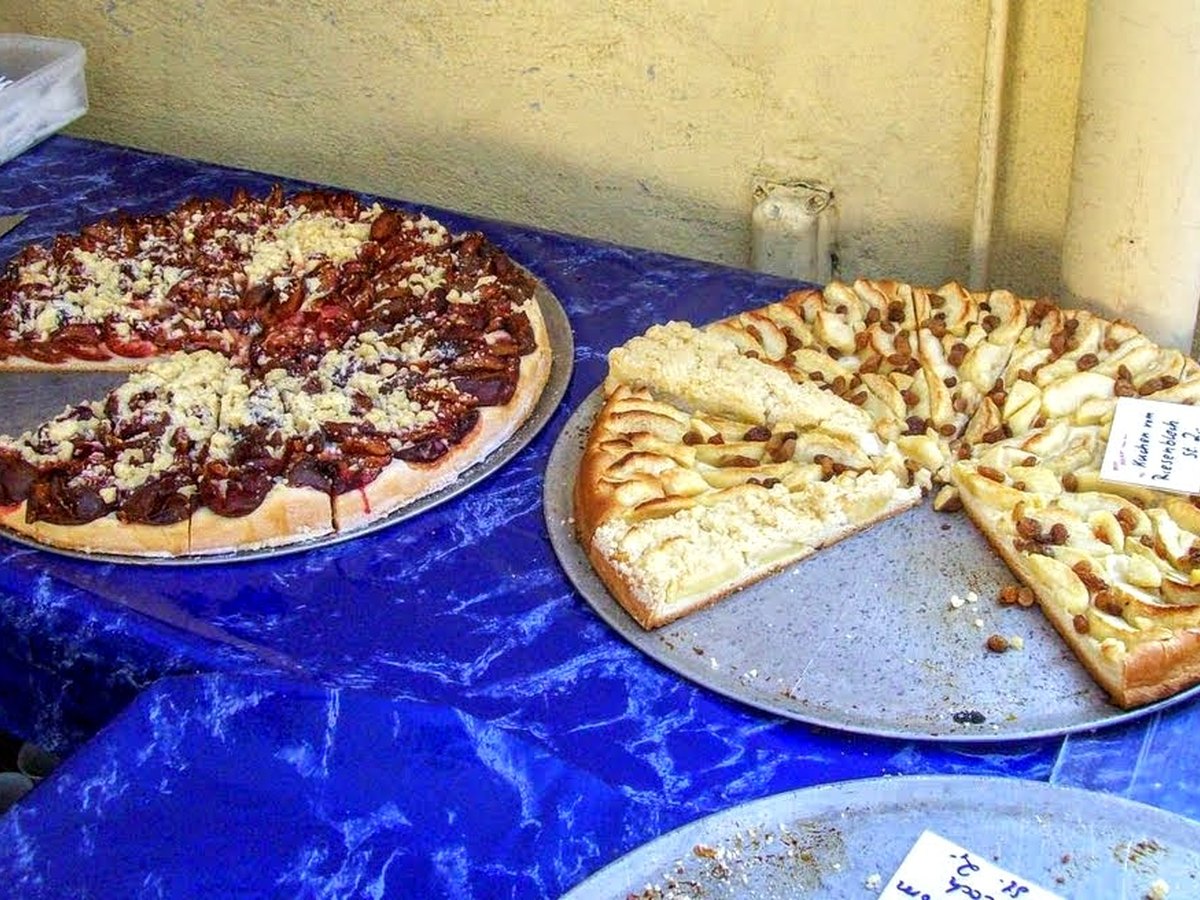 Blechkuchen mit Obst auf einem Tisch