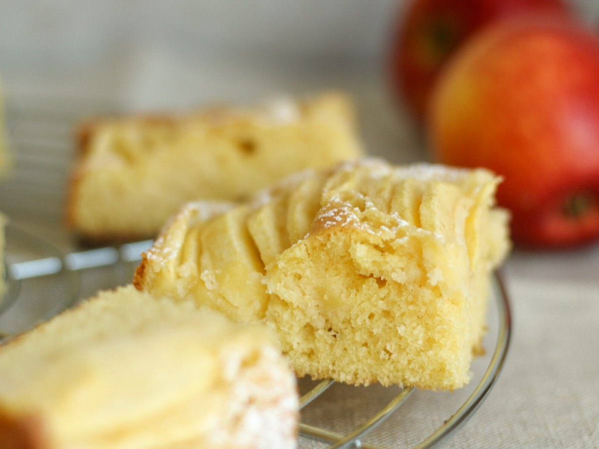 Apfelkuchen vom Blech mit Apfelspalten in Reihen