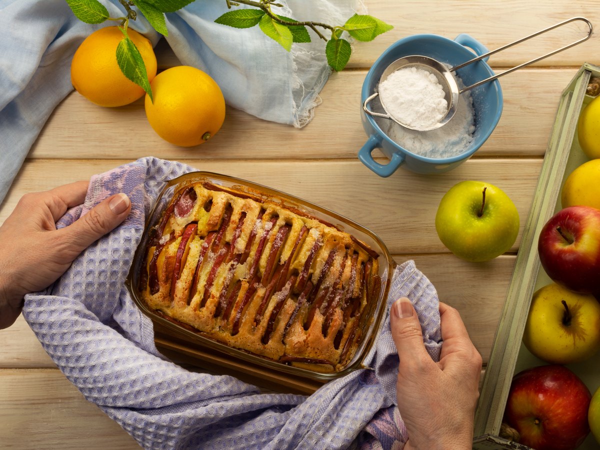 Fertig gebackener Apfelkuchen in einer Backform