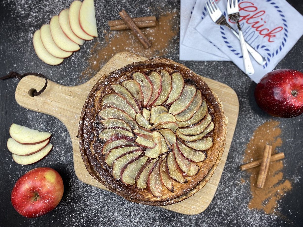 Angeschnittener Apfel-Quark-Kuchen auf einem Teller