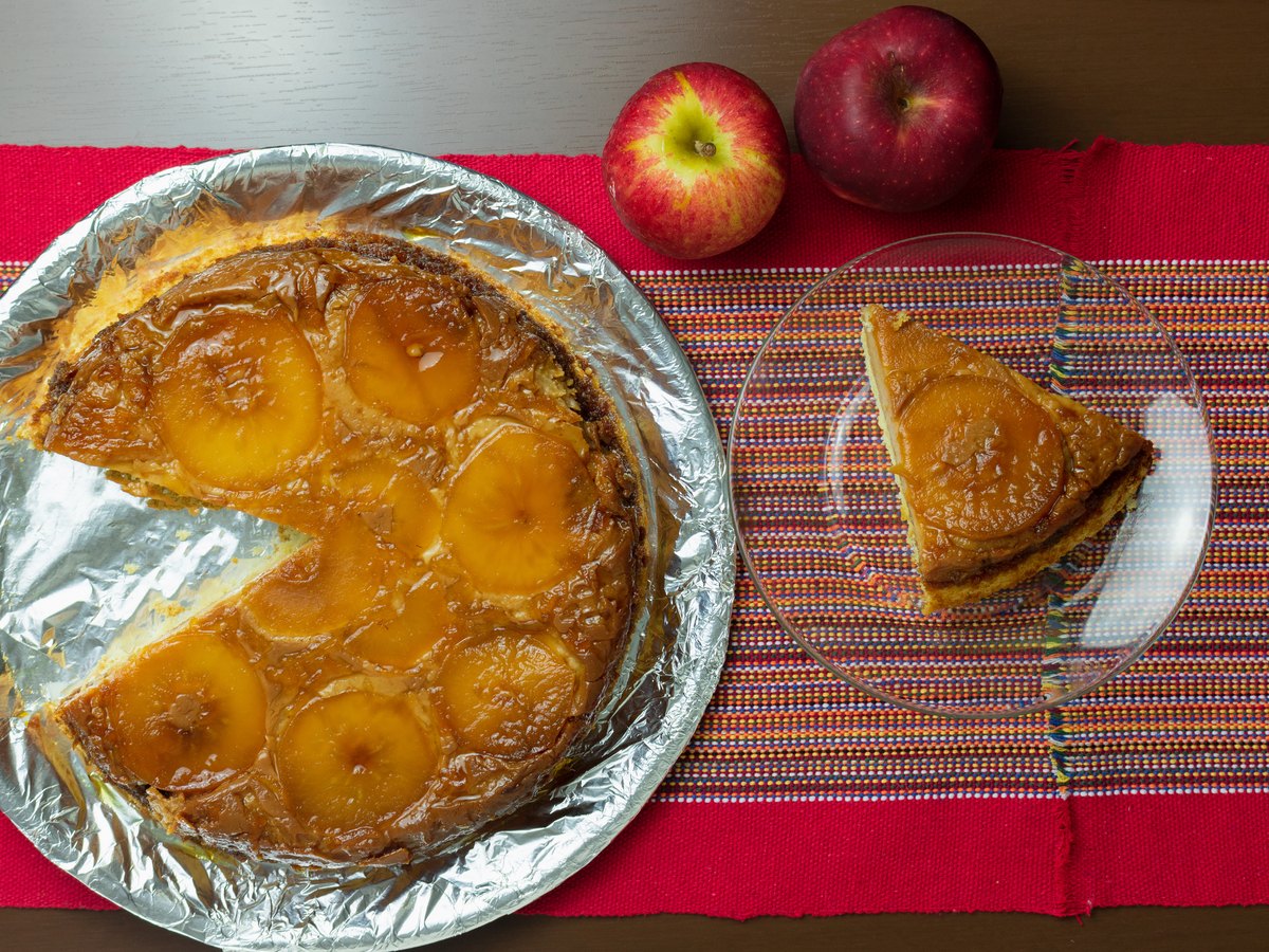 Angeschnittener Apfelkuchen auf einem Holztisch