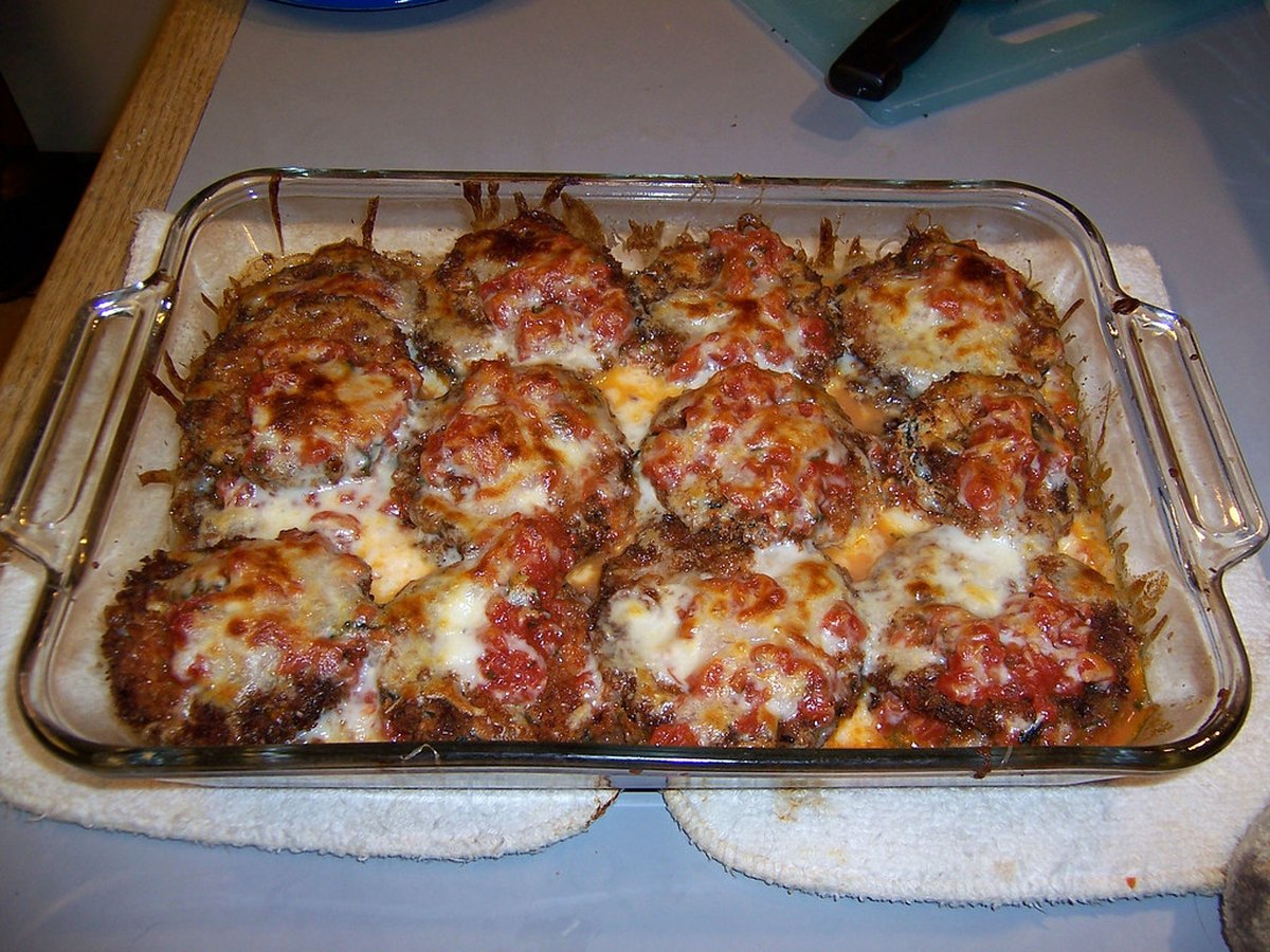 Auberginenauflauf mit Tomatensauce und geschmolzenem Käse in einer Auflaufform