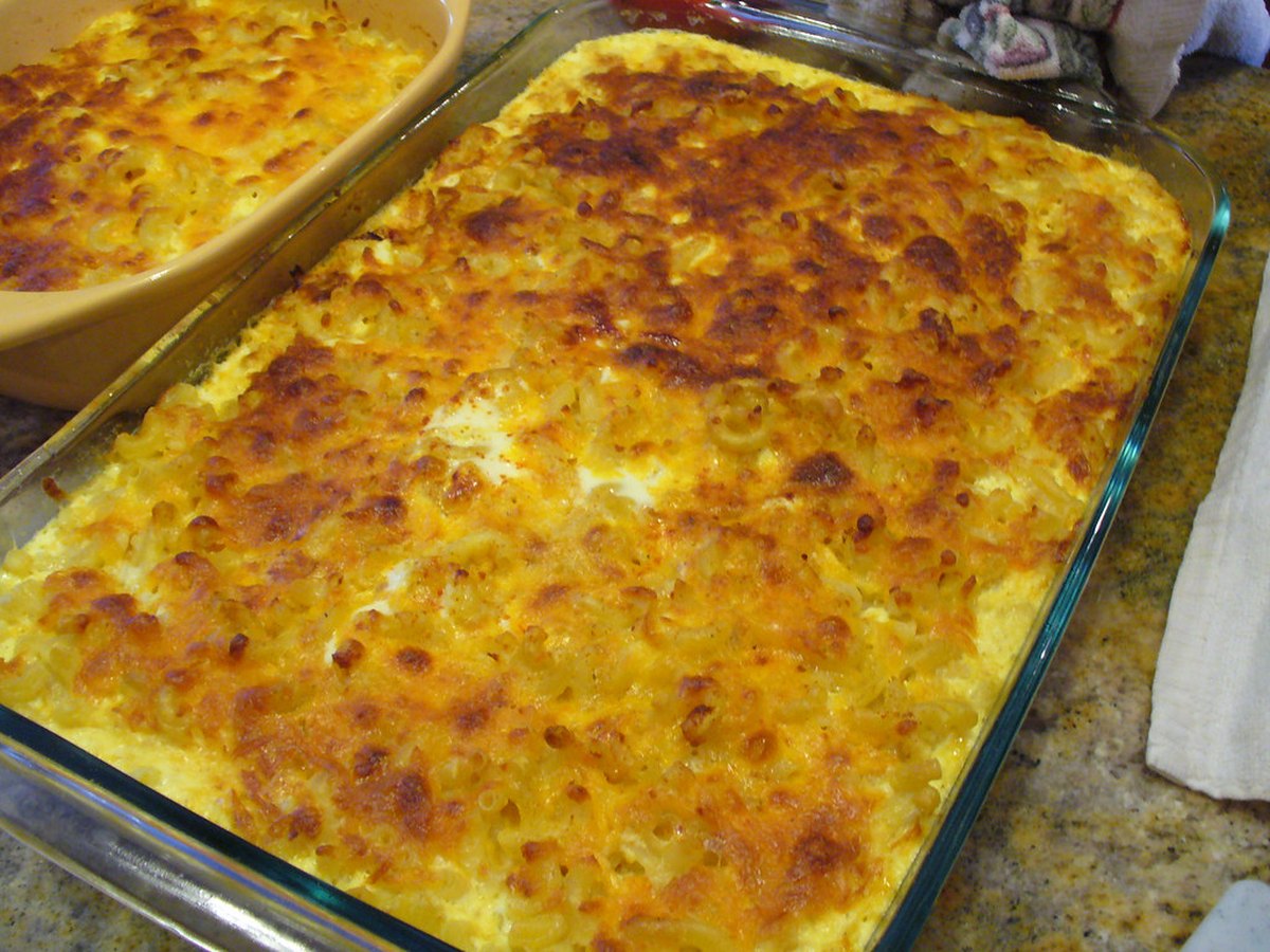Auflauf mit goldbrauner Käsekruste im Ofen