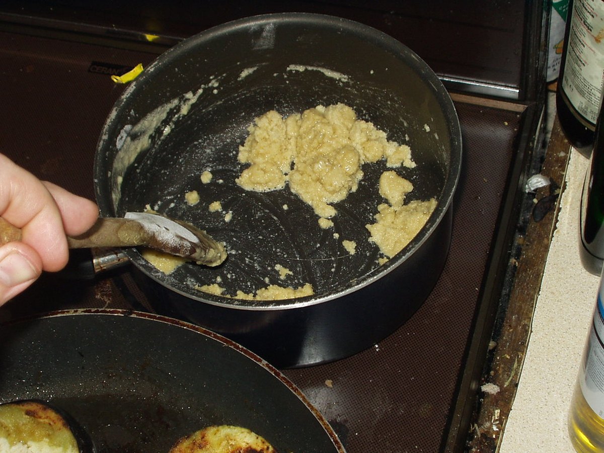 Weiße Béchamelsauce in einem Topf
