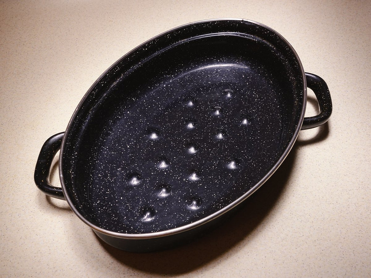 Leere ovale Auflaufform aus Emaille