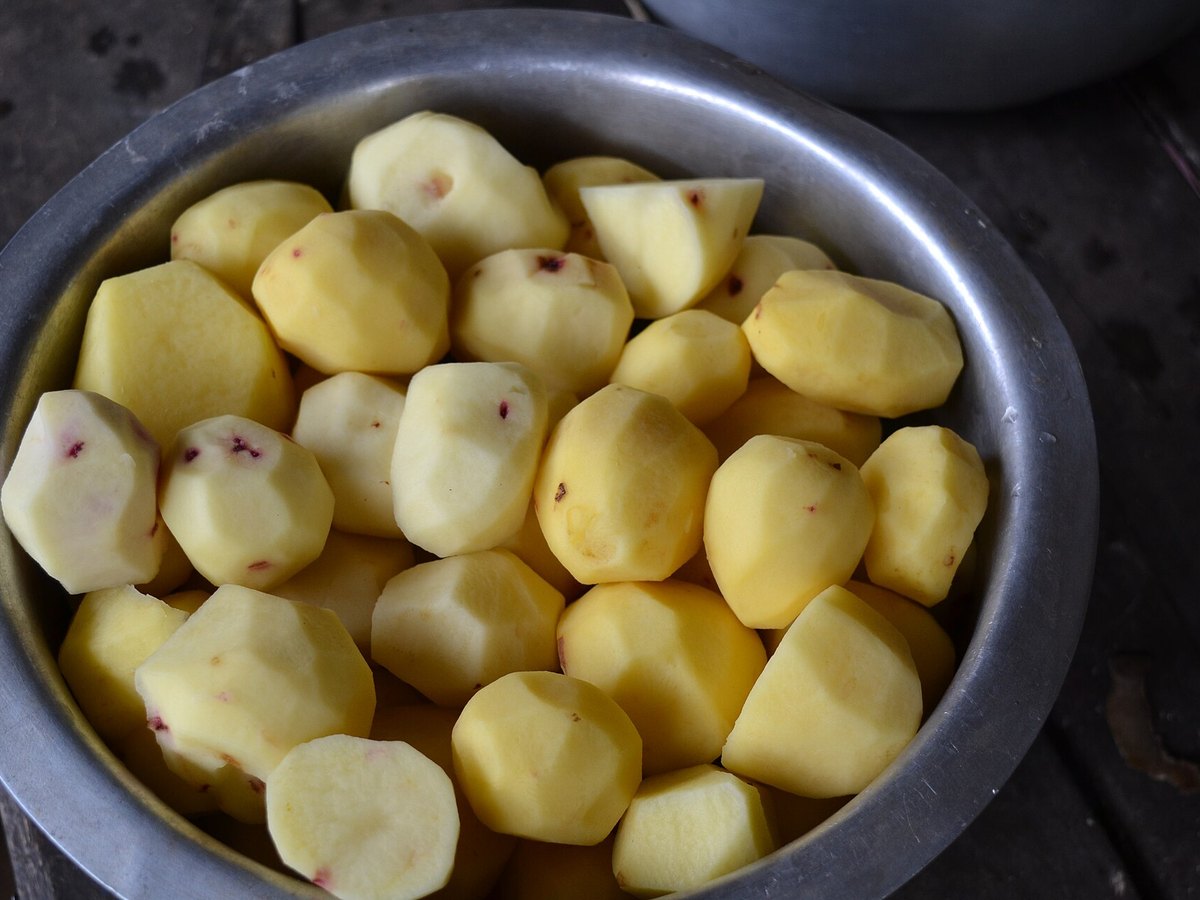 Geschälte rohe Kartoffeln in einer Schüssel mit Wasser