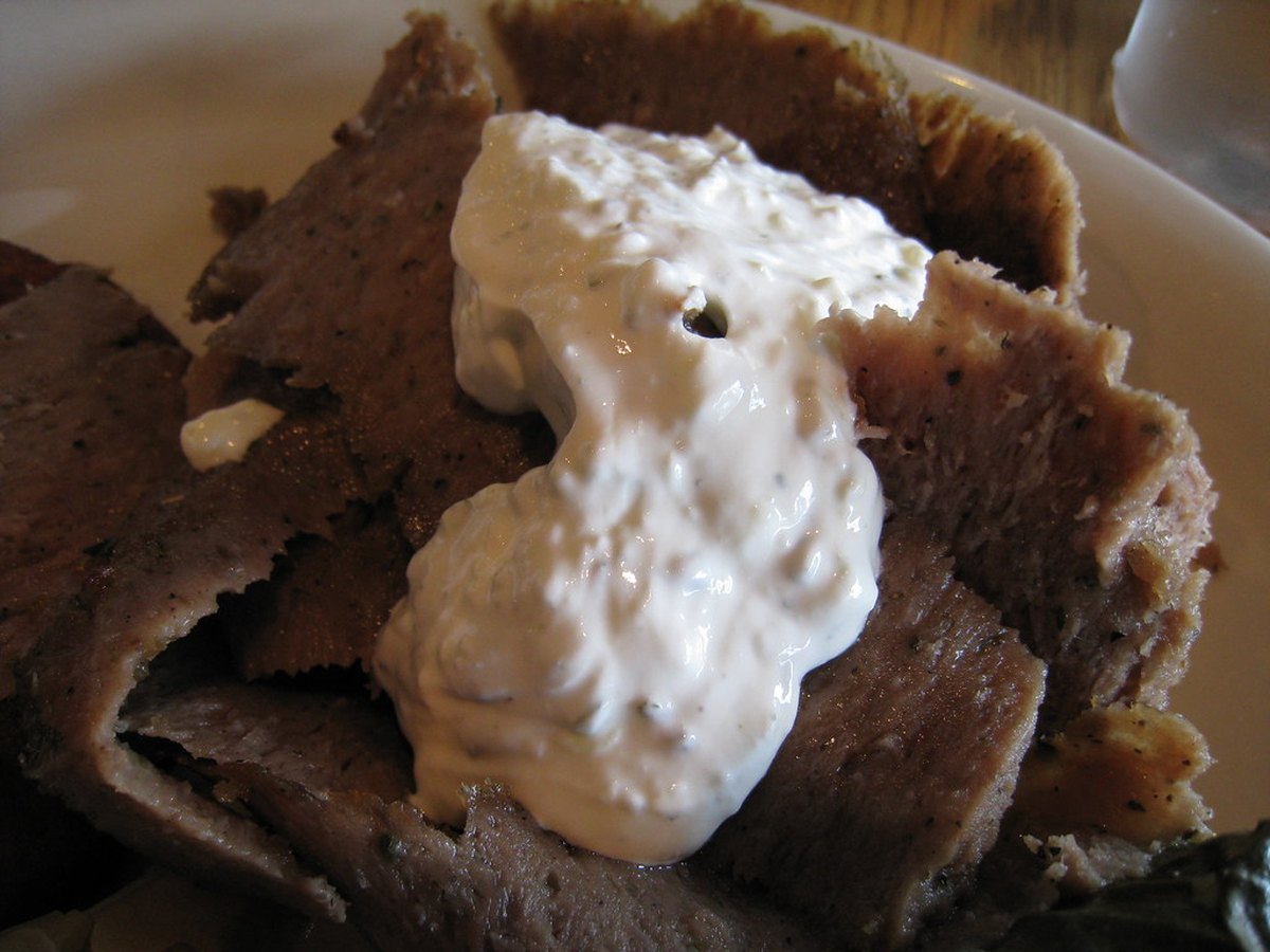 Gyrosstreifen braten in der Pfanne