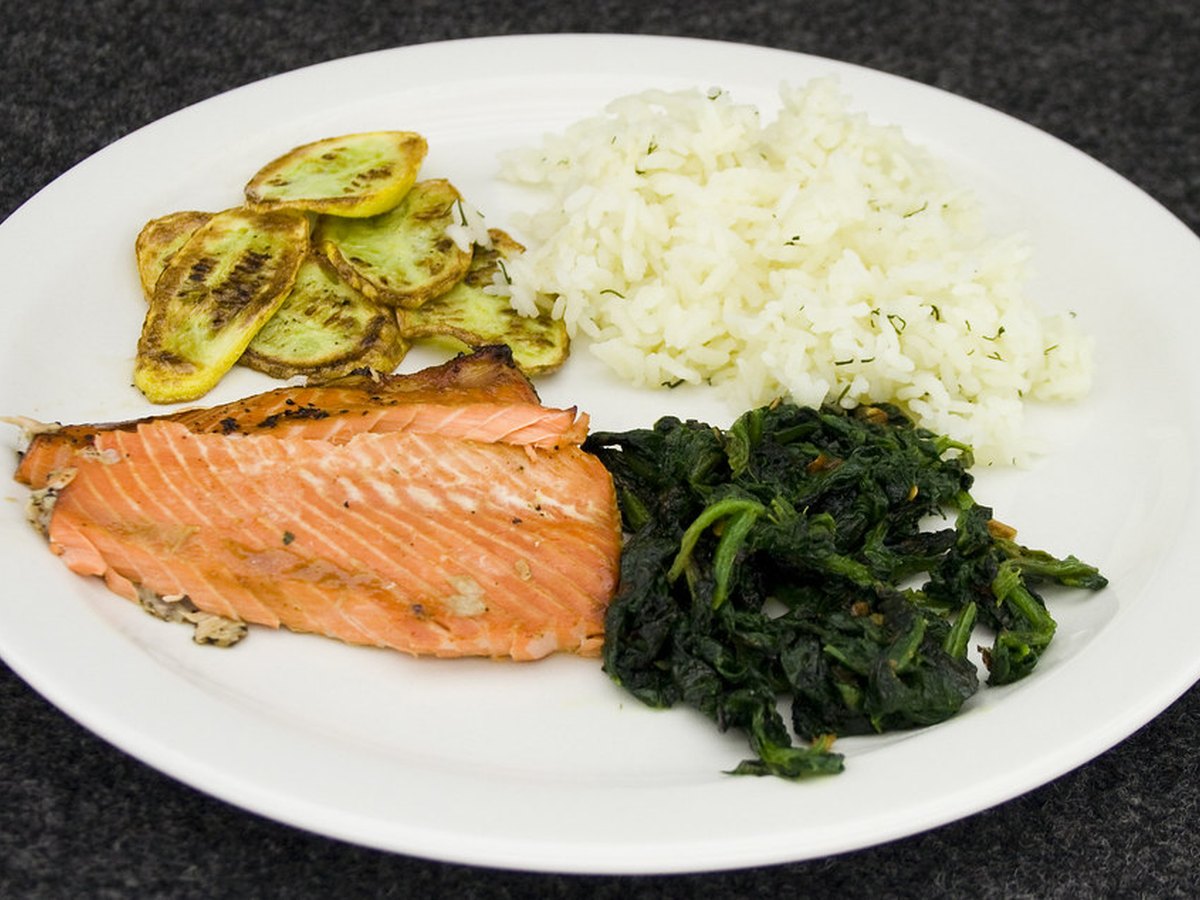 Lachs und Spinat unter Blätterteig