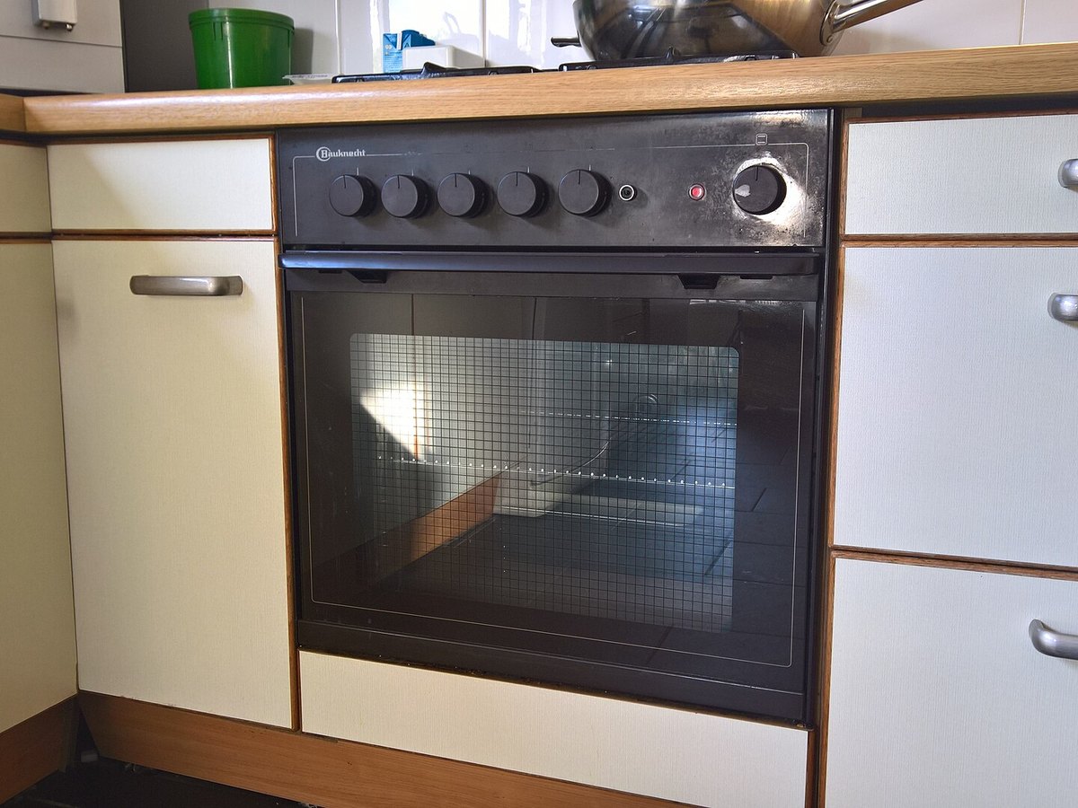 Geöffneter Backofen mit einer Auflaufform