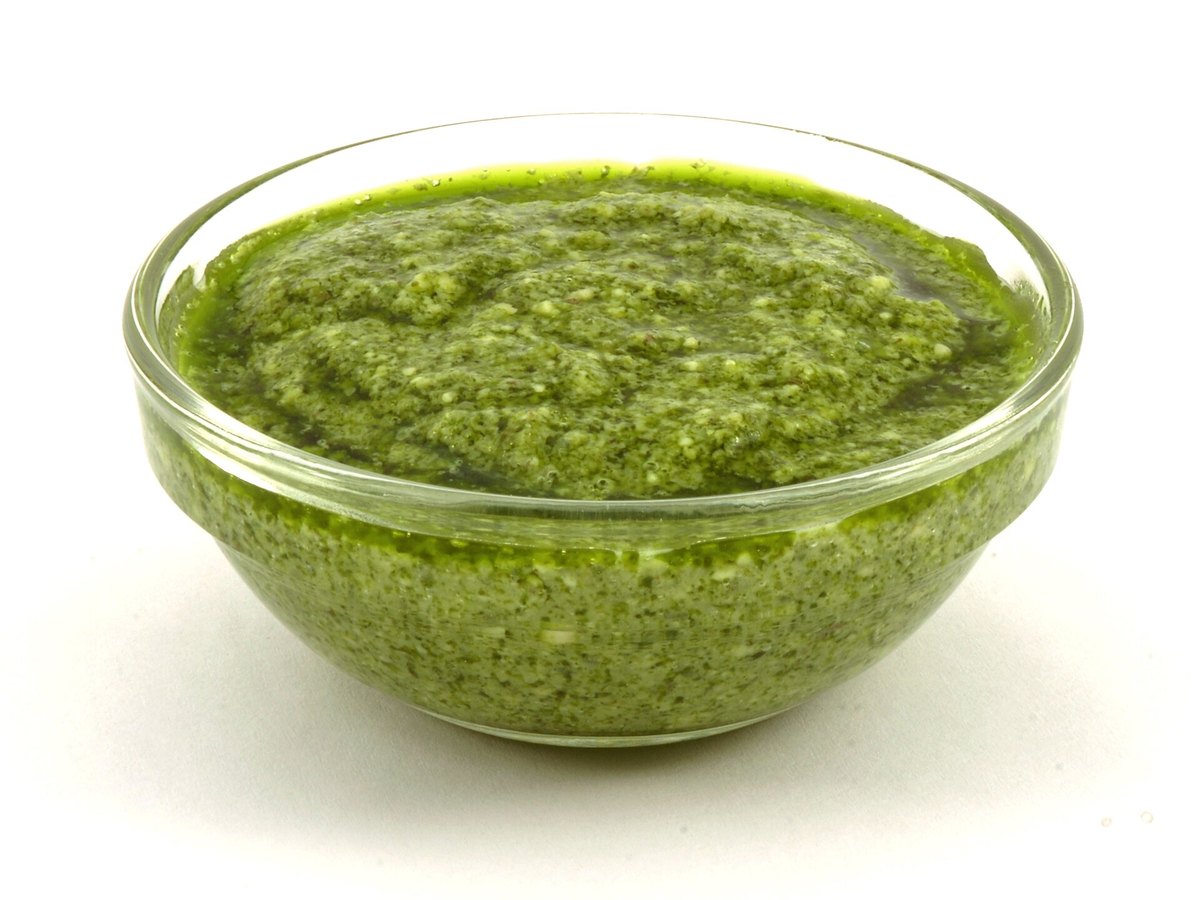 Grünes Pesto in einer Glasschale