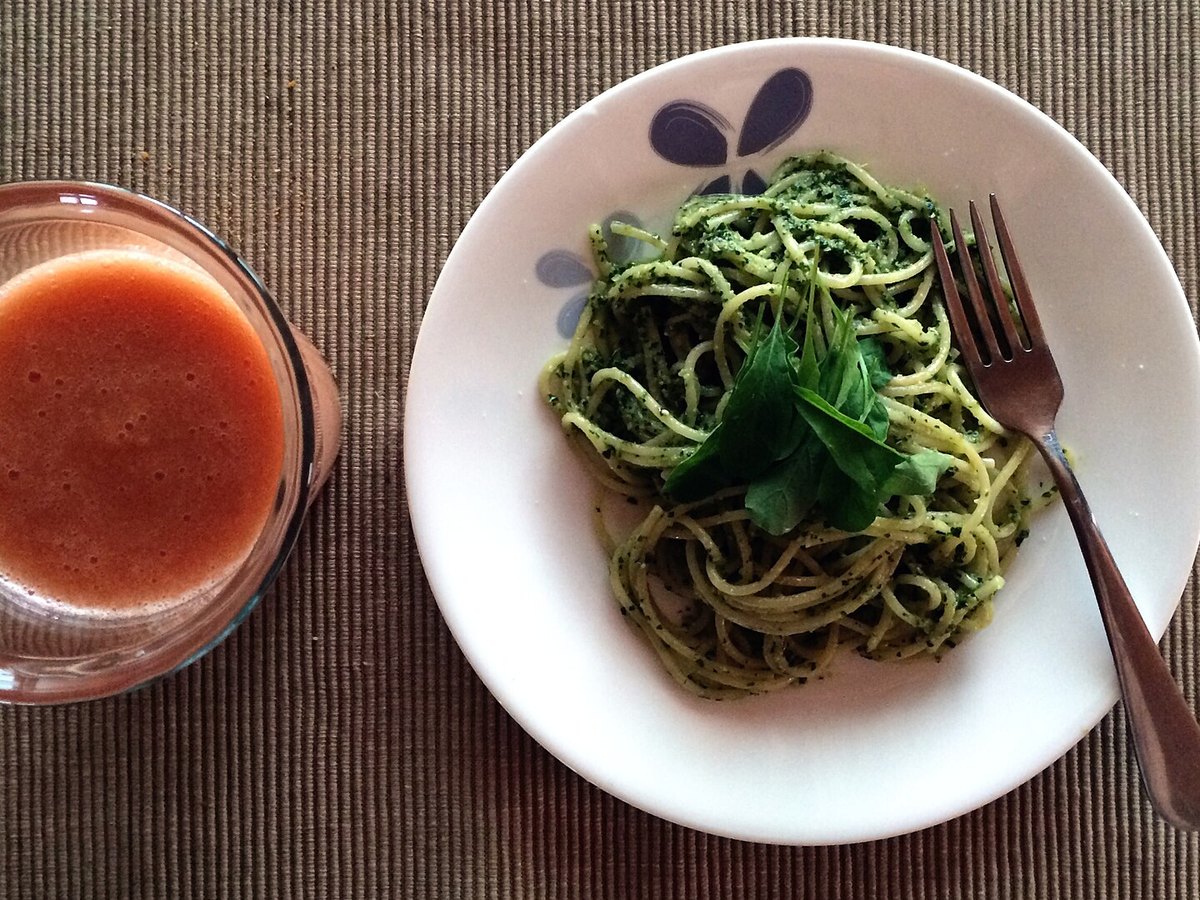 Teller Nudeln mit grünem Pesto