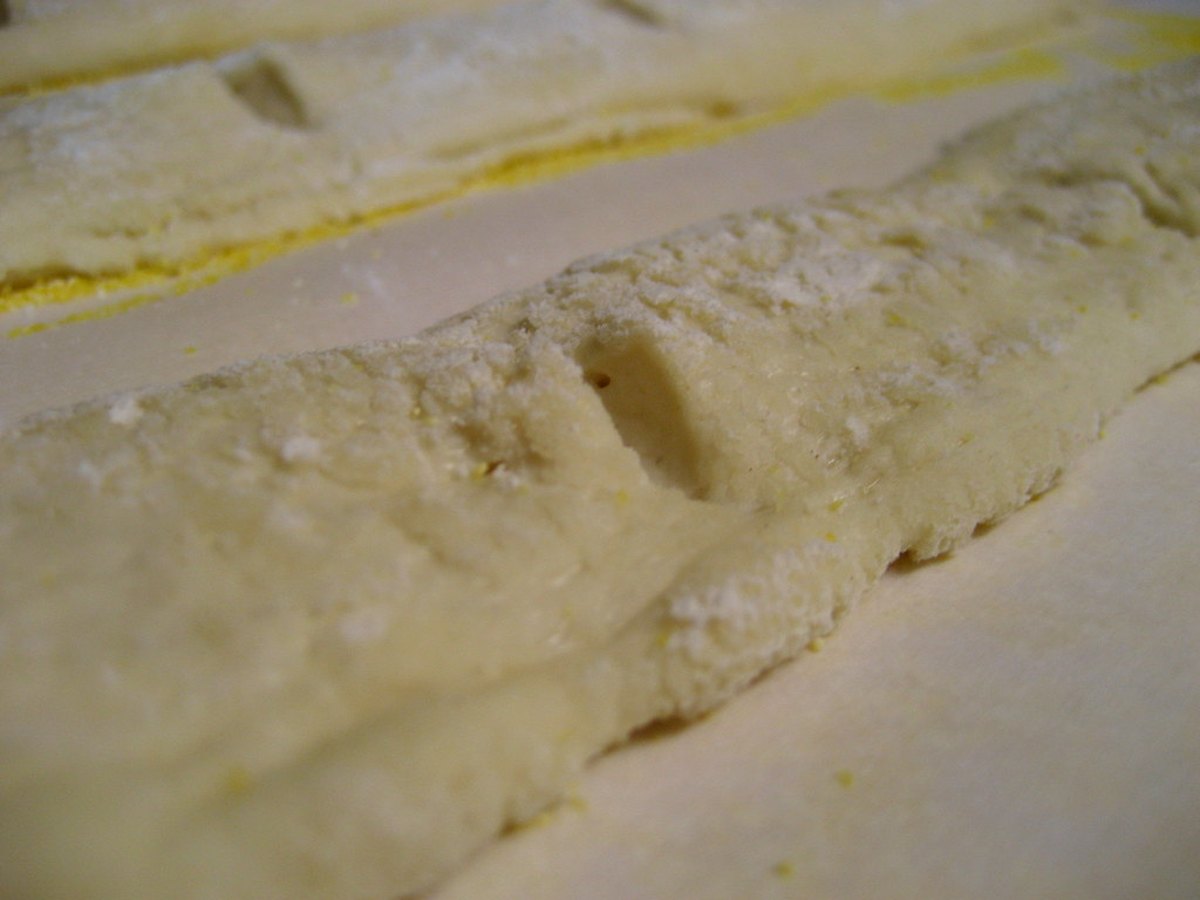 Baguette wird mit der Klinge eingeschnitten