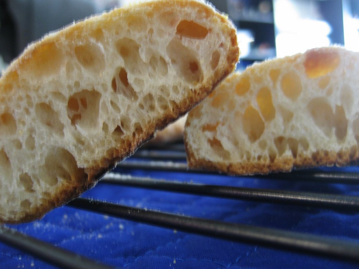 Aufgeschnittenes Baguette mit grober, unregelmäßiger Krume