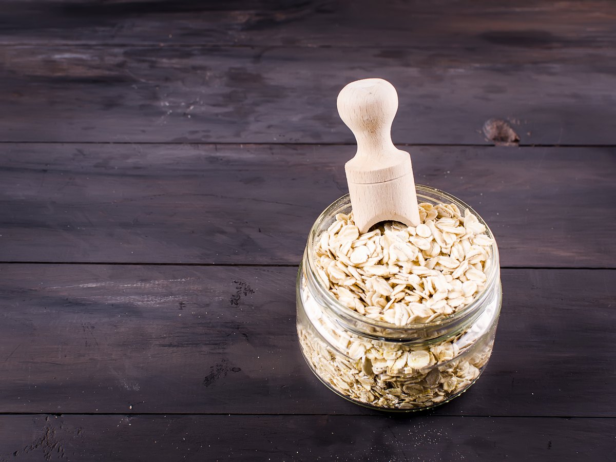 Haferflocken in einem Glas mit Holzlöffel