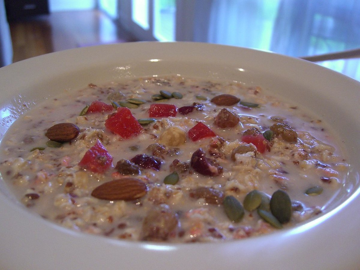 Schweizer Müsli mit Früchten in einer Schale