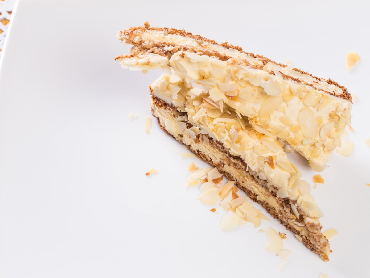 Zwei Kuchenstücke mit Nüssen