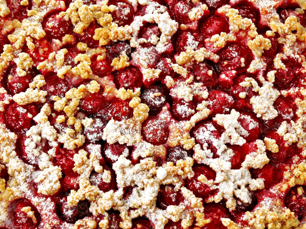 Selbst gebackener Kuchen mit Kirschen aus der Nähe