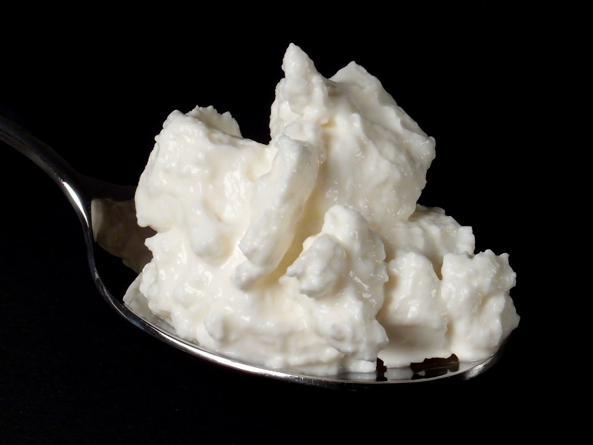 Speisequark in einer Schüssel mit Löffel