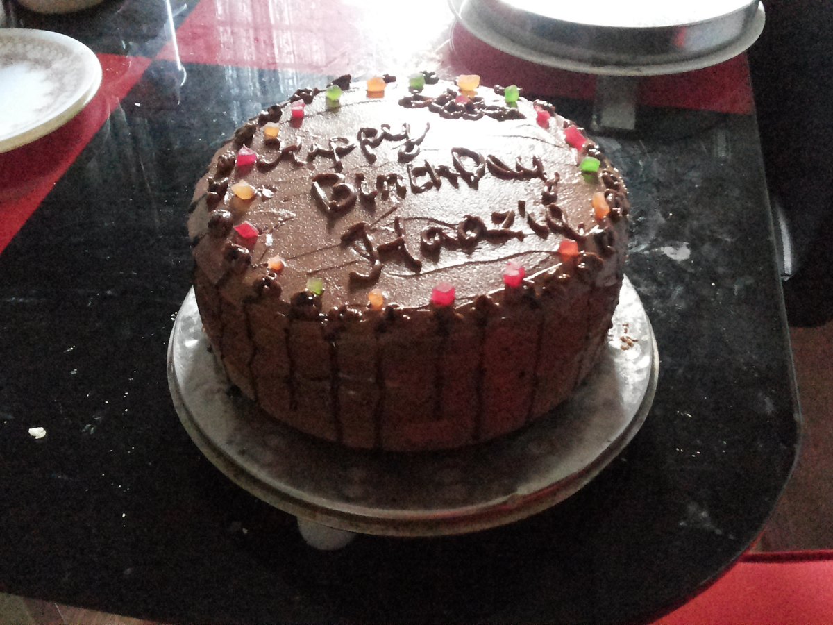 Dickflüssiger Kuchenteig wird in einer Schüssel verrührt