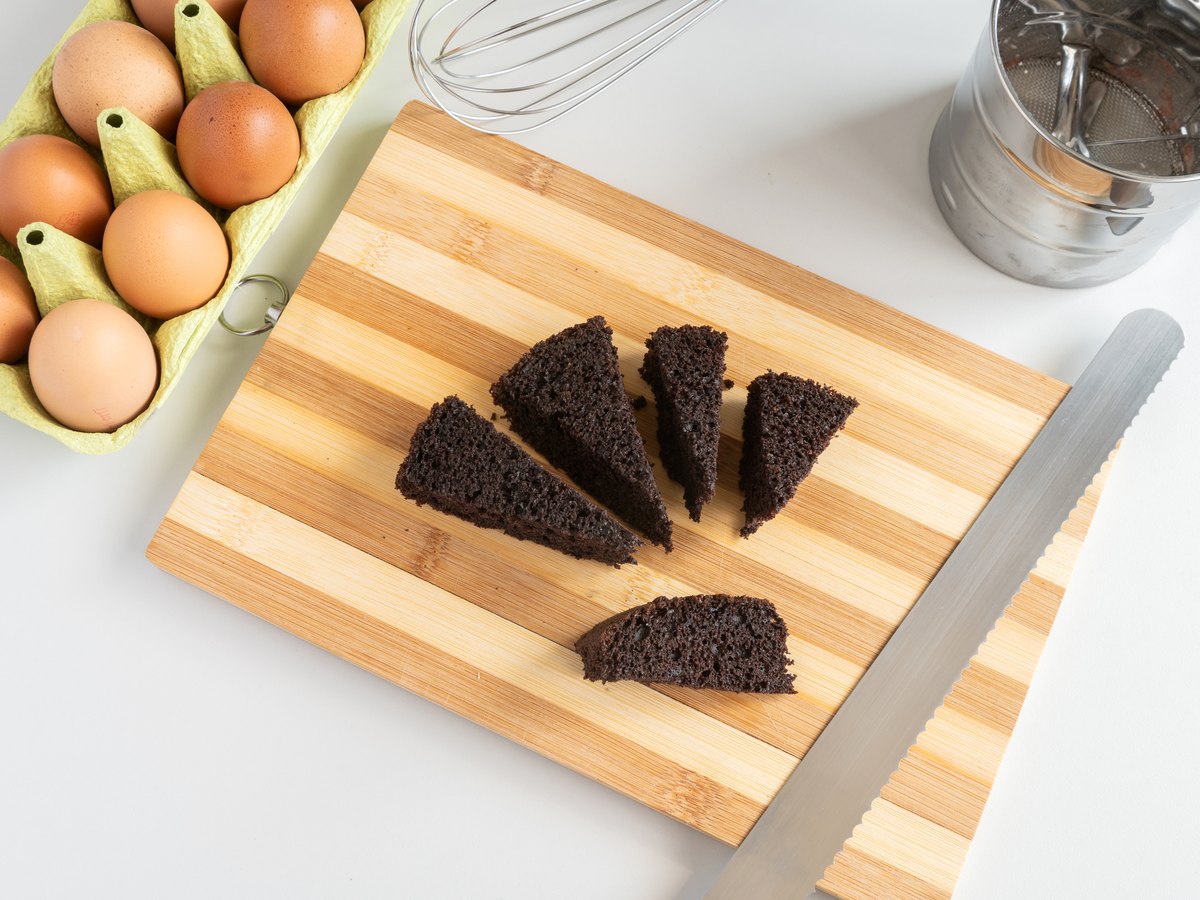 Kuchenstücke auf einem Holzbrett