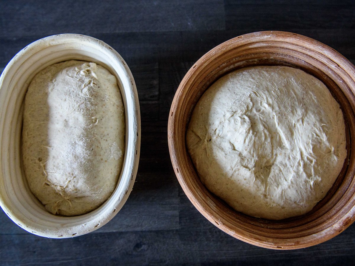 Teig in Schüsseln vor dem Backen