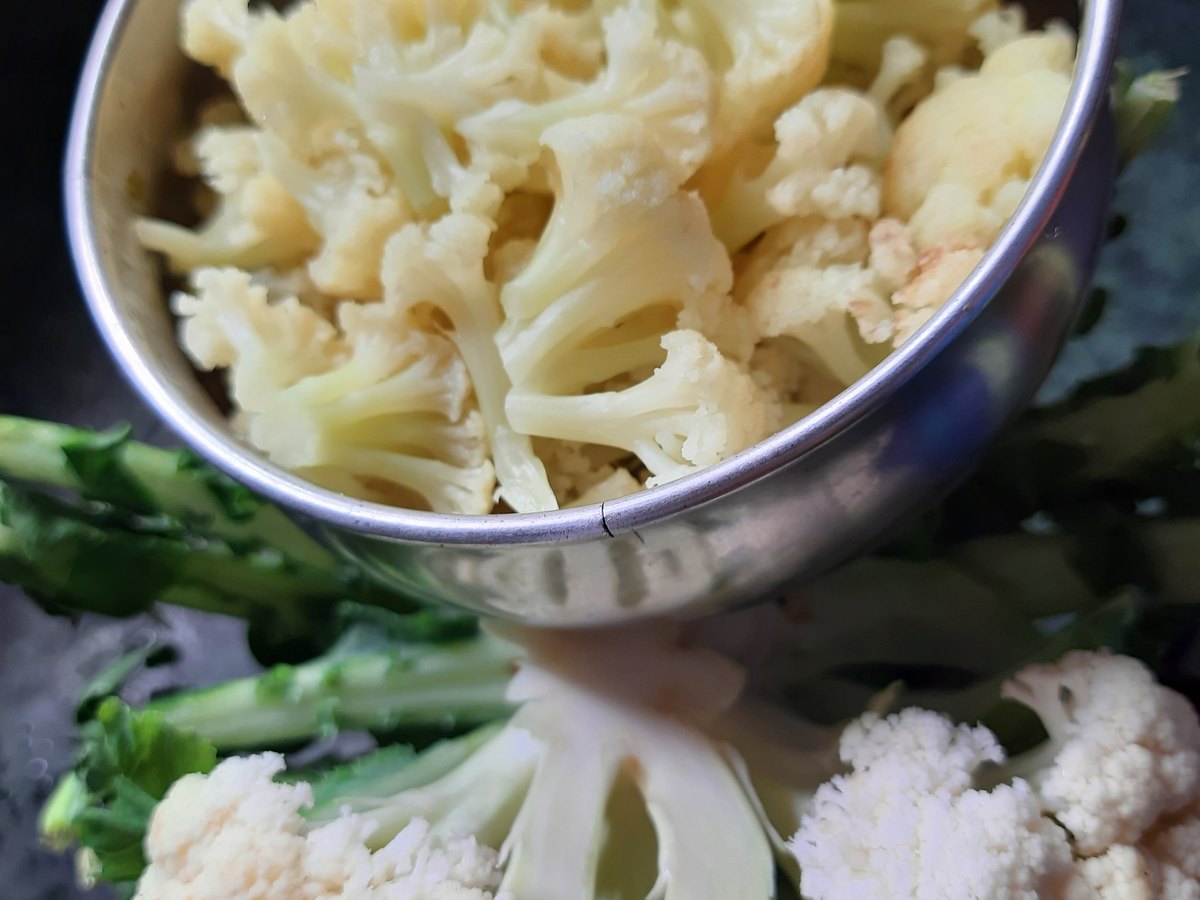 Blumenkohl wird blanchiert