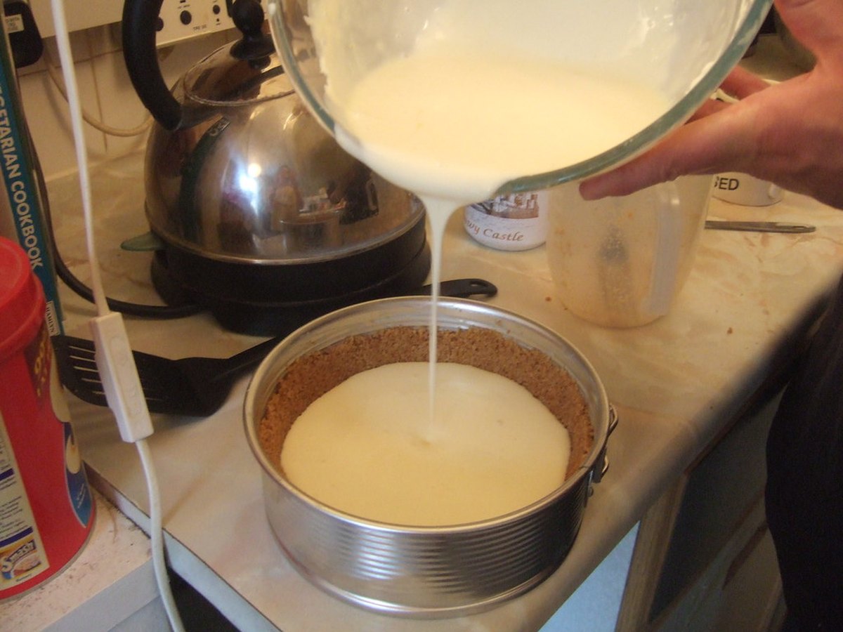 Käsesauce wird über den Blumenkohl gegossen