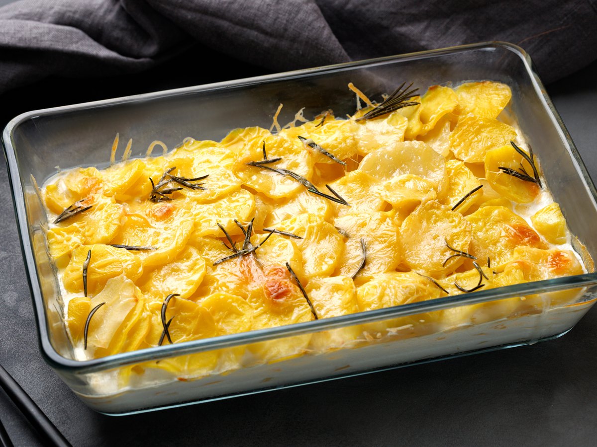 Auflauf mit cremiger Sauce vor dem Backen