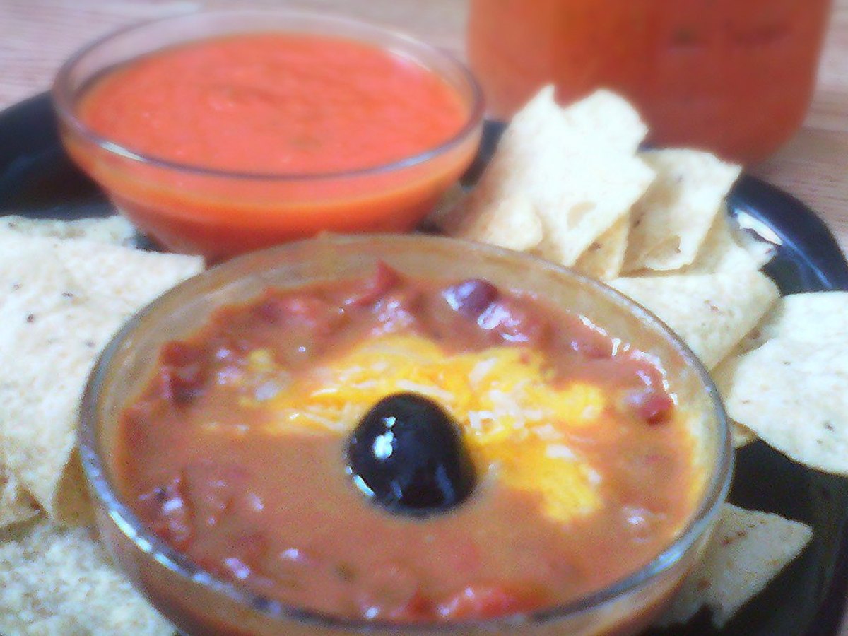 Getrocknete weiße Bohnen weichen in Wasser
