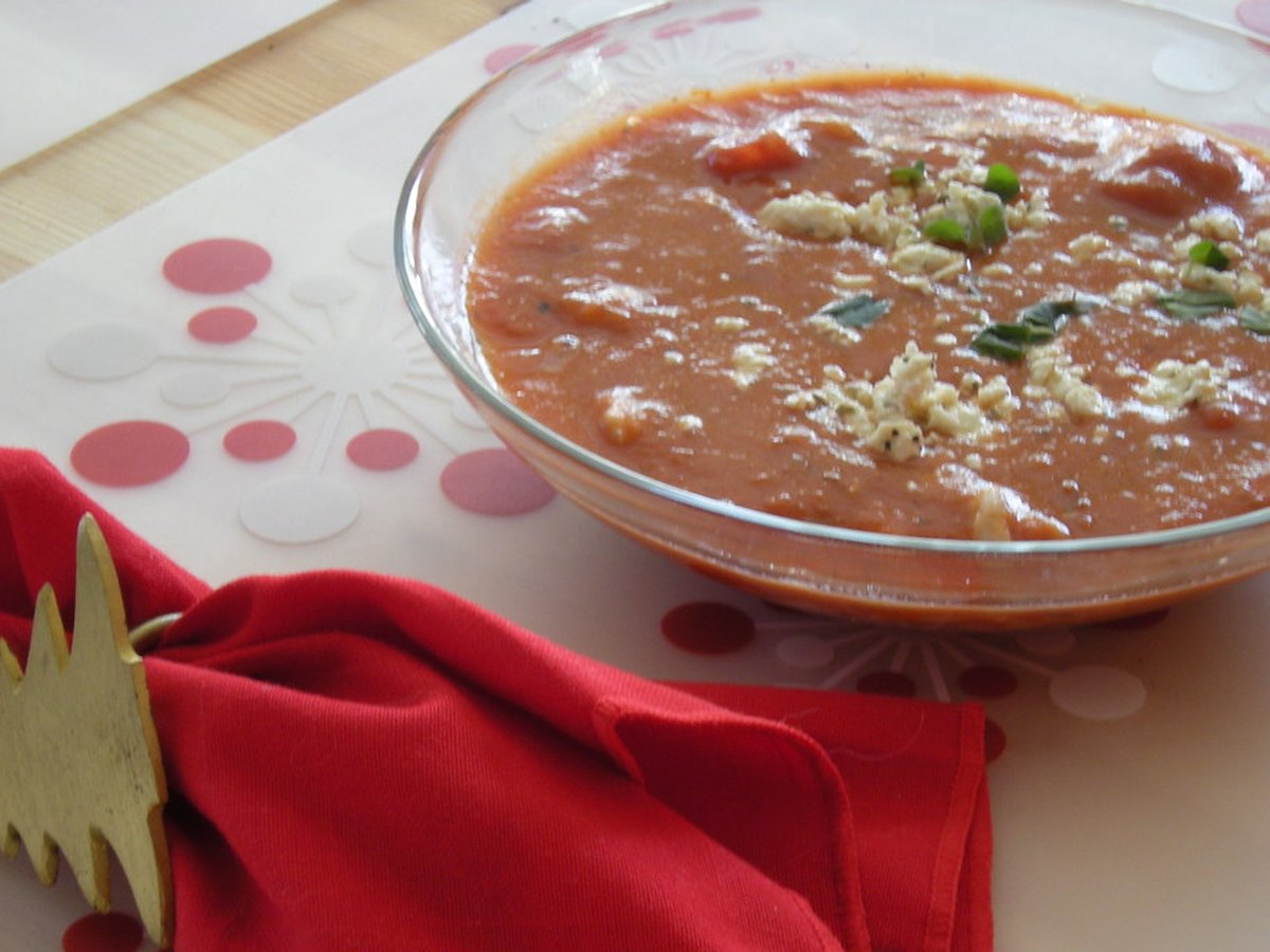 Suppe köchelt in einem großen Topf