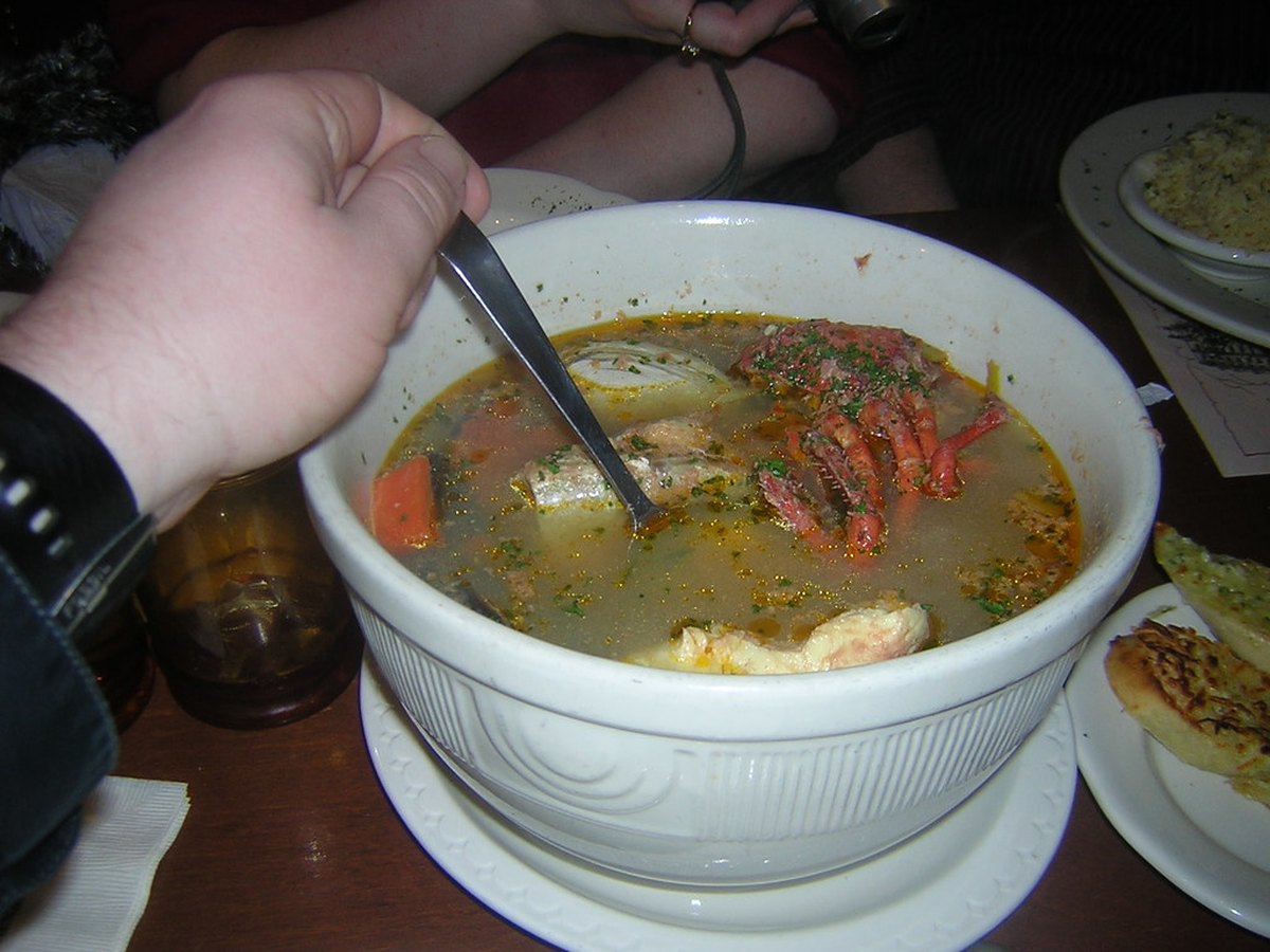 Bouillabaisse auf dem Tisch mit Fischplatte