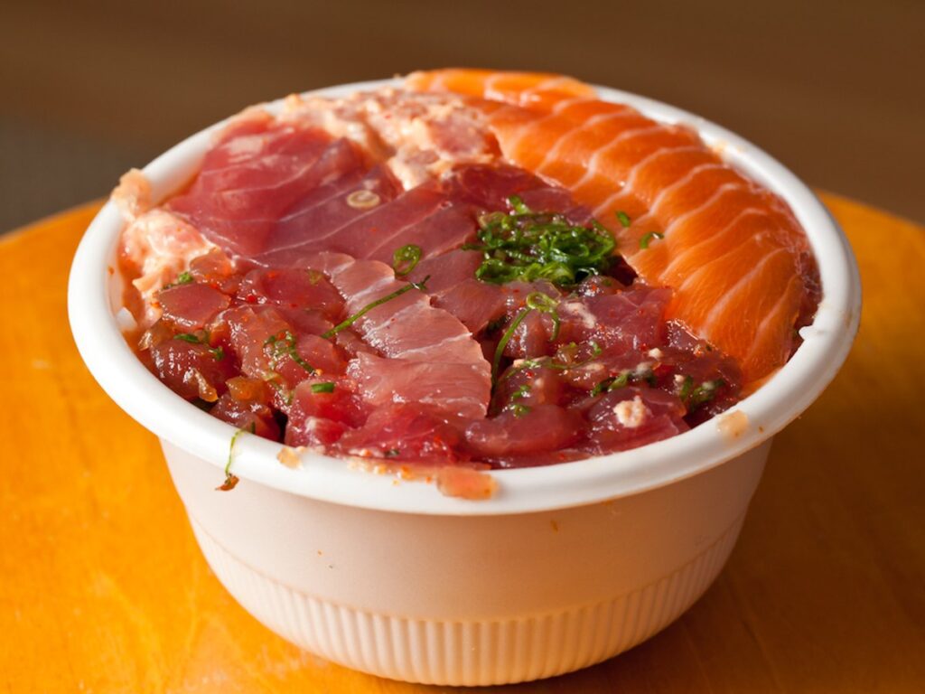 Bowl mit Reis, Fisch und Gemüse in einer Schale