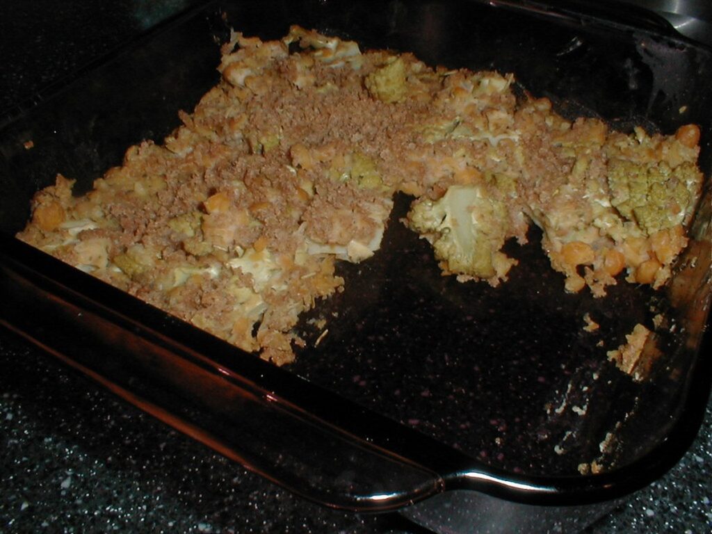 Broccoliauflauf mit Käsekruste in einer Auflaufform