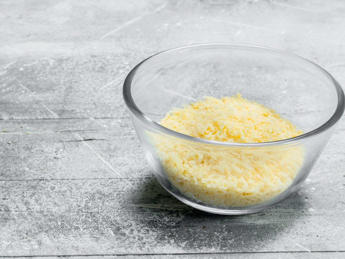 Geriebener Käse in einer Glasschale