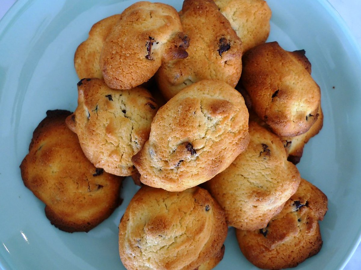 Hellgoldene Kekse auf dem Backblech