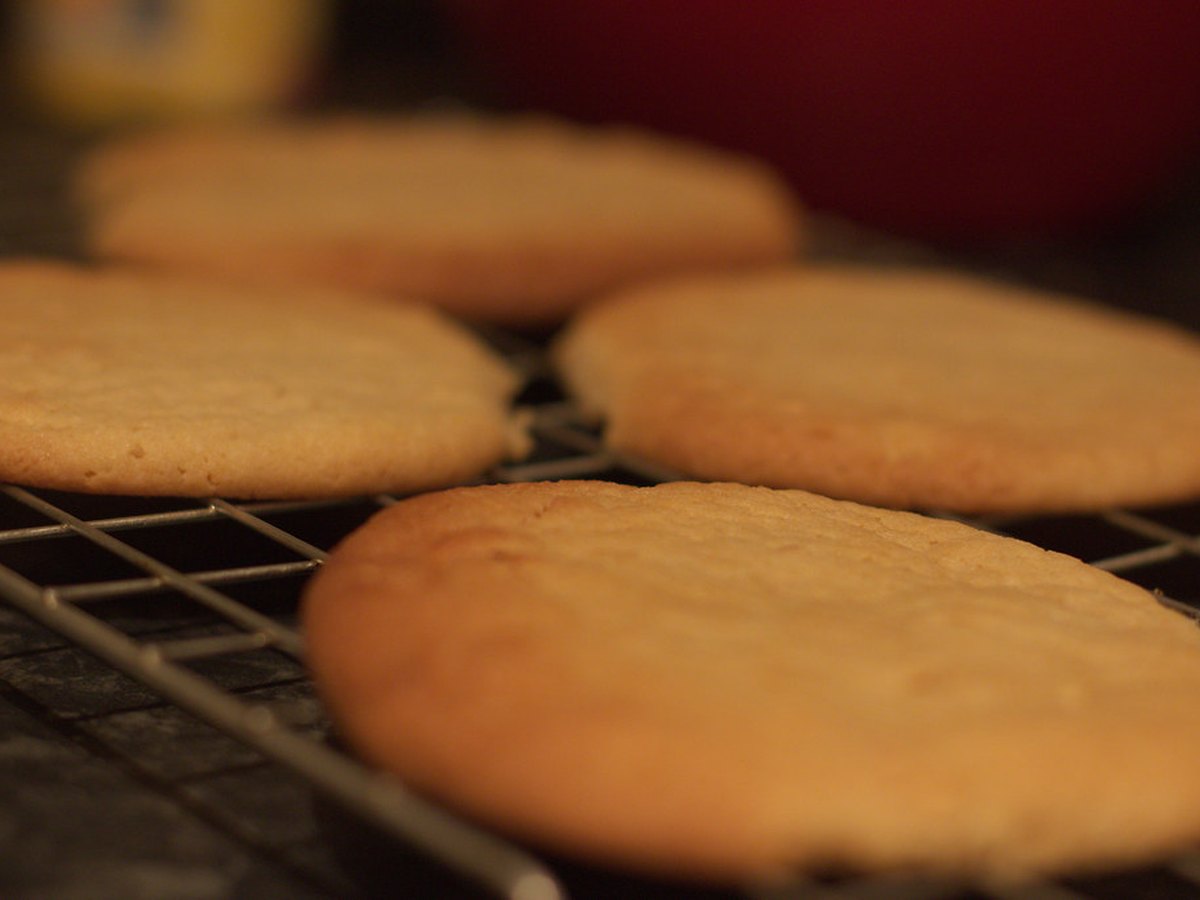 Gestapelte rechteckige Butterkekse mit Zackenrand