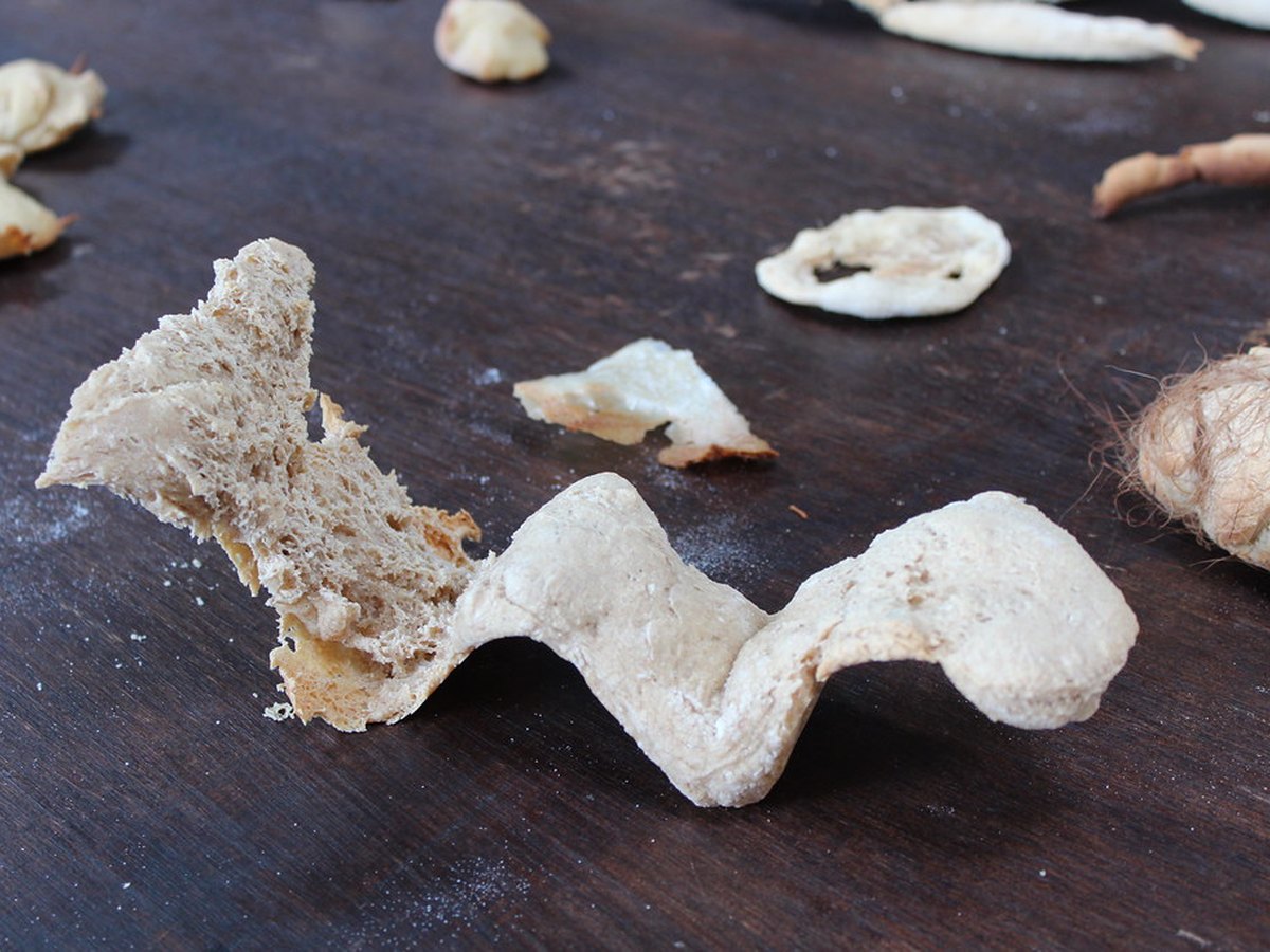 Teig gleichmäßig auf einem Blech verteilt