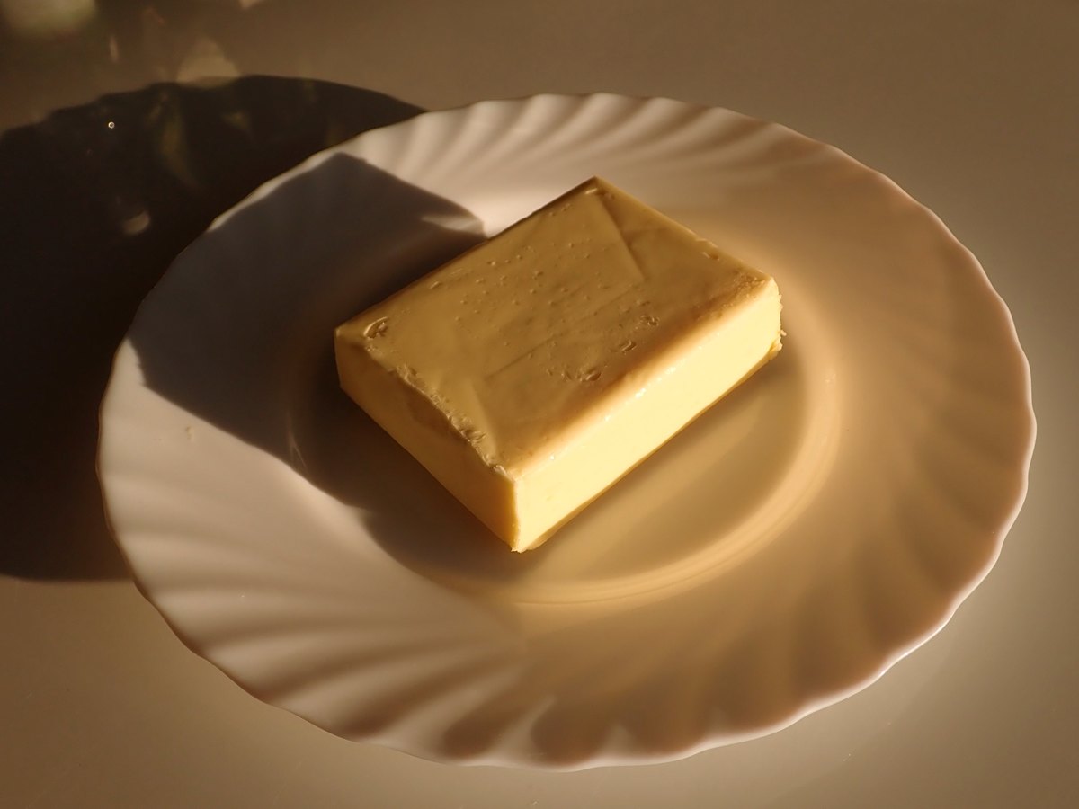 Ein Block Butter in aufgeklappter Folie