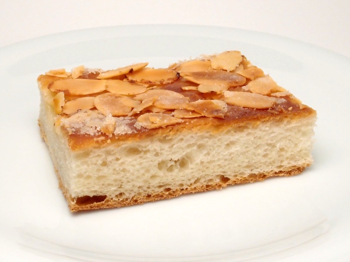 Ein Stück Butterkuchen mit Mandeln auf einem Teller