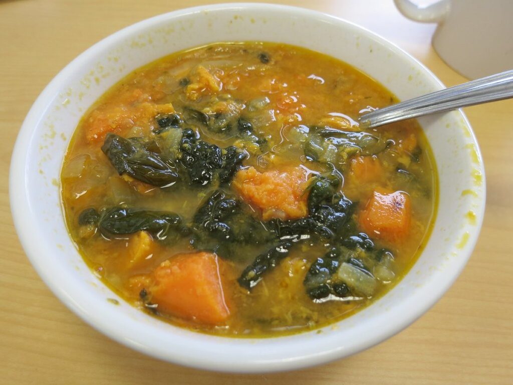 Cabanossi-Suppe mit Kartoffeln und Paprika