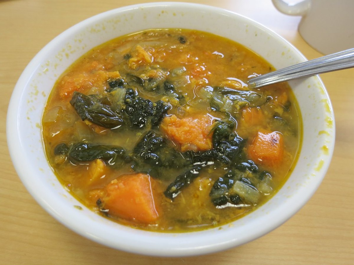 Cabanossi-Suppe mit Kartoffeln und Paprika